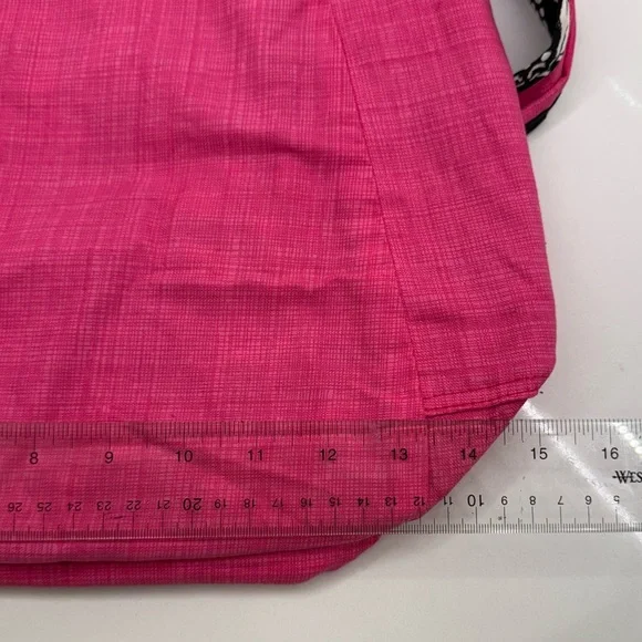 NWOT Thirty-One Vibrant Pink Tote/ Black Floral Crossbody Hobo REVERSIBLE Bag - Picture 7 of 11